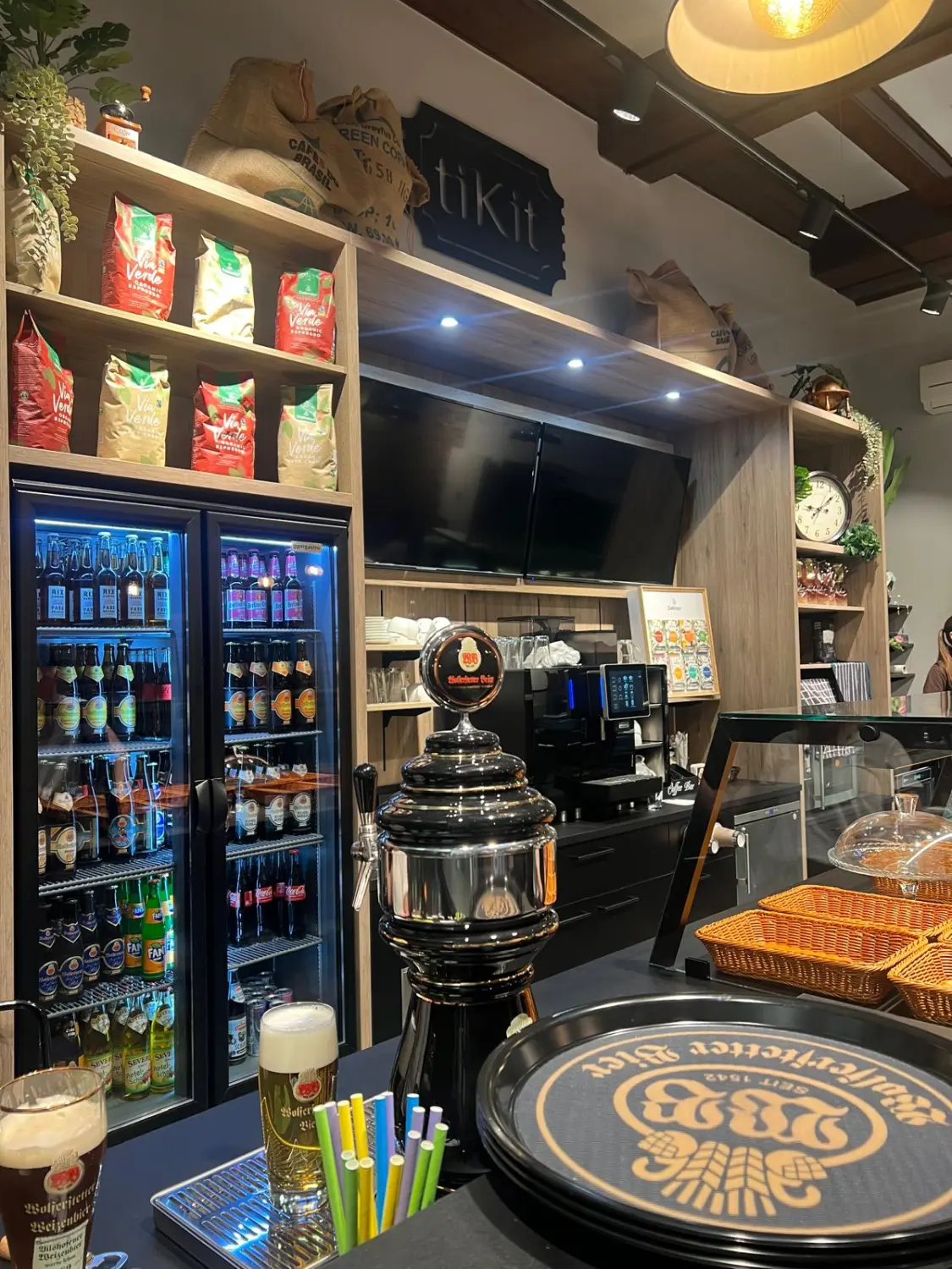 tiKit, Biere auf dem Tisch und Verkaufsautomat im Hintergrund