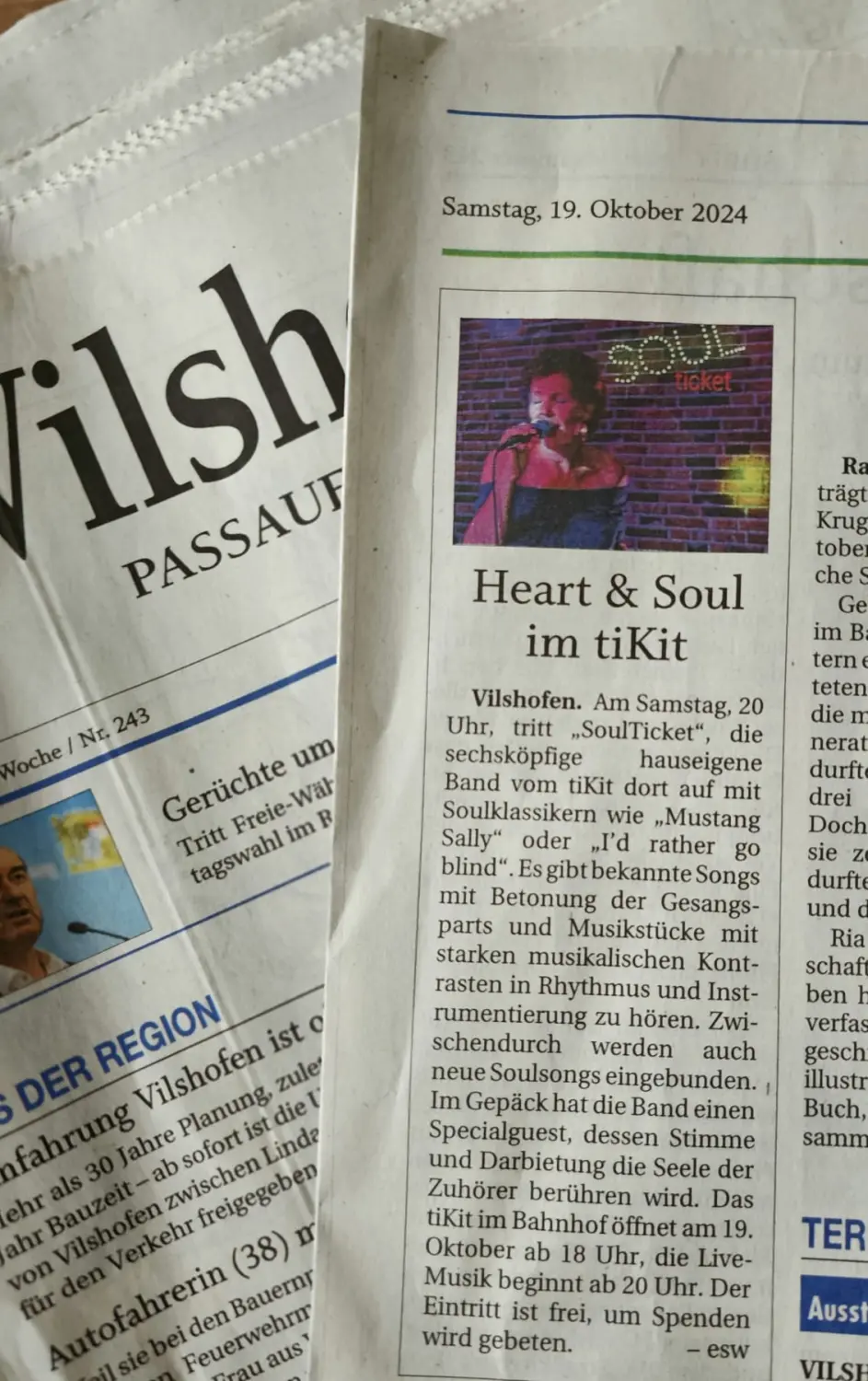 tiKit, Magazin auf einem gelben Sofa, ein Couchtisch an der Seite