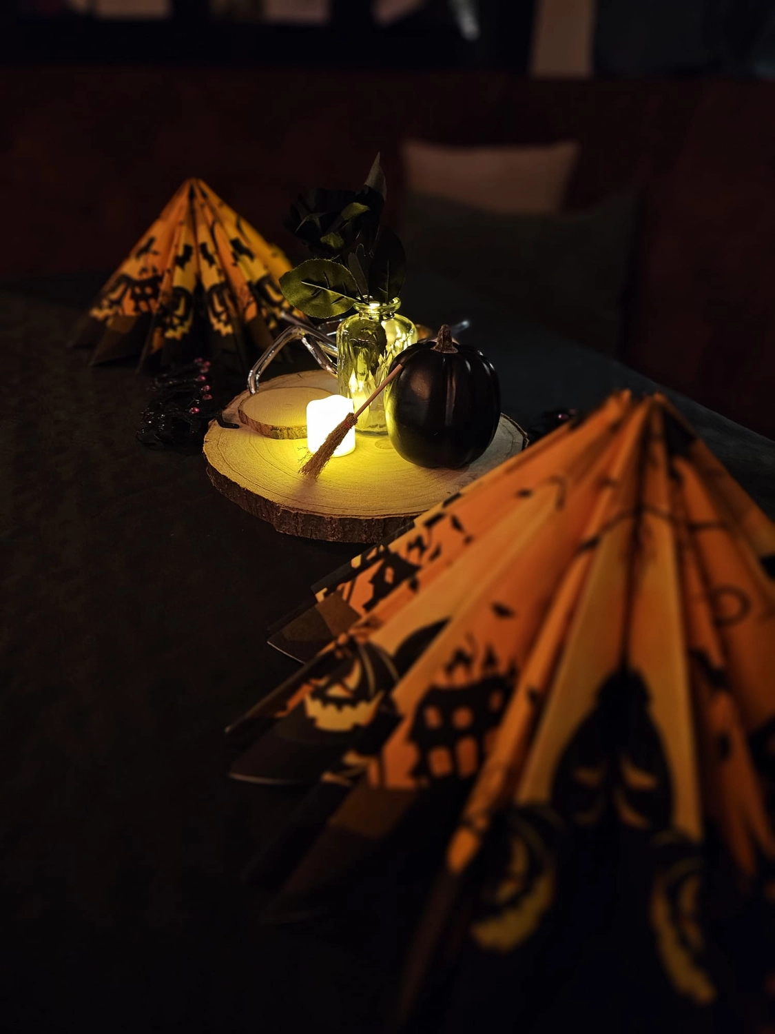 tiKit, Magazin auf einem gelben Sofa, ein Couchtisch an der Seite