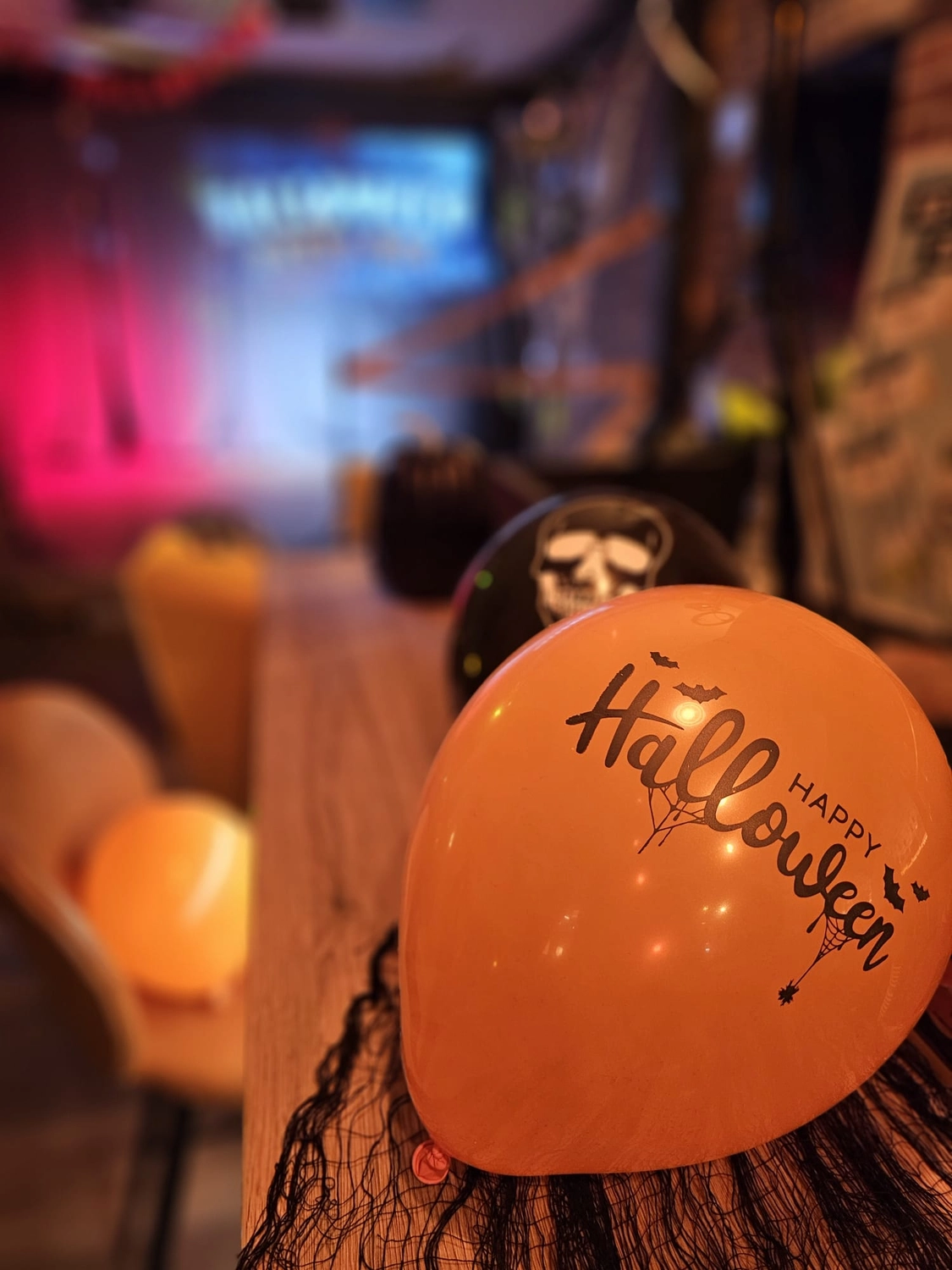 tiKit, Magazin auf einem gelben Sofa, ein Couchtisch an der Seite