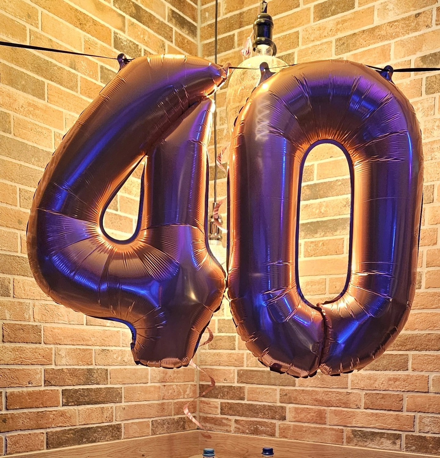 tiKit, Magazin auf einem gelben Sofa, ein Couchtisch an der Seite