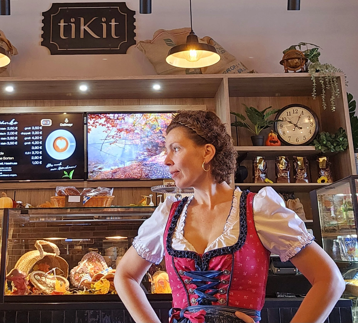 tiKit, Magazin auf einem gelben Sofa, ein Couchtisch an der Seite