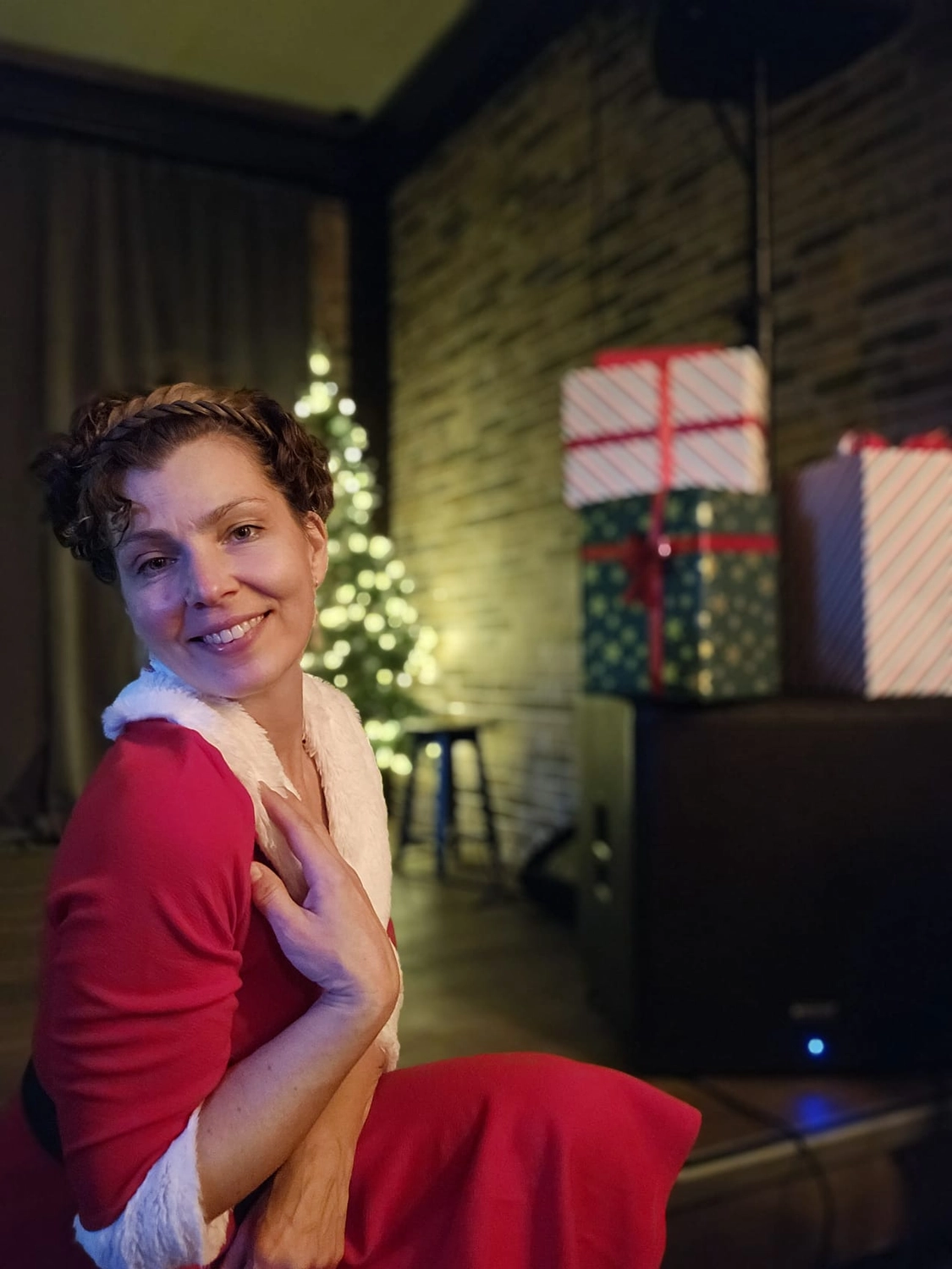 tiKit, Magazin auf einem gelben Sofa, ein Couchtisch an der Seite